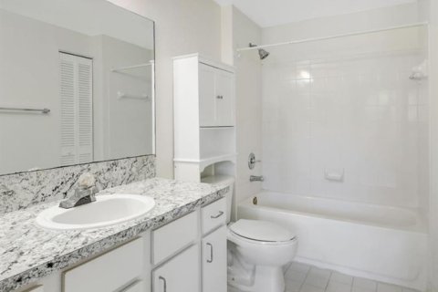 Condo in Hypoluxo, Florida, 2 bedrooms  № 2421585 - photo 19
