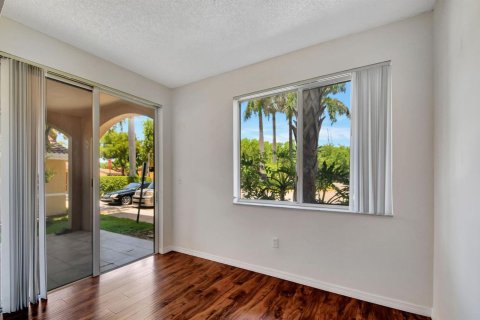 Condo in Hypoluxo, Florida, 2 bedrooms  № 2421585 - photo 25