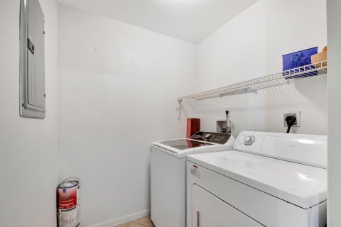 Condo in Hypoluxo, Florida, 2 bedrooms  № 2421585 - photo 13