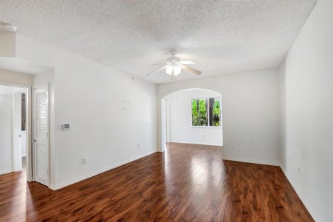 Condo in Hypoluxo, Florida, 2 bedrooms  № 2421585 - photo 9