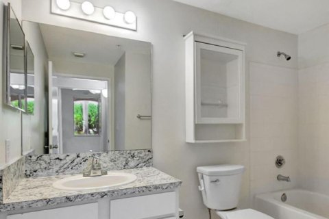 Condo in Hypoluxo, Florida, 2 bedrooms  № 2421585 - photo 24