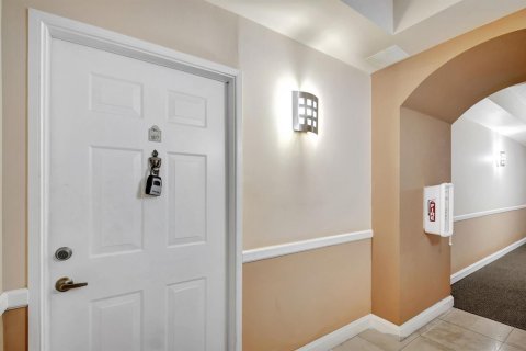 Condo in Hypoluxo, Florida, 2 bedrooms  № 2421585 - photo 5