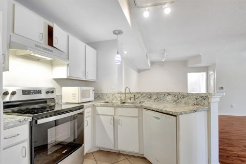 Condo in Hypoluxo, Florida, 2 bedrooms  № 2421585 - photo 12