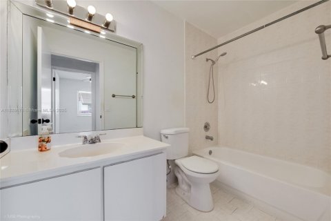 Townhouse in Miami, Florida 3 bedrooms, 117.43 sq.m. № 1813831 - photo 16