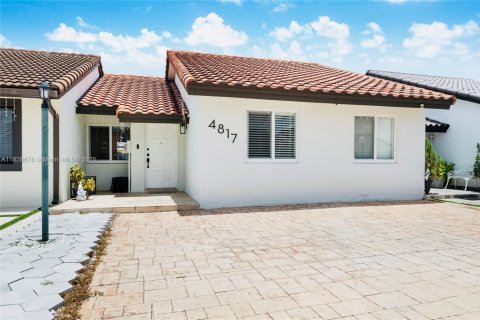 Townhouse in Miami, Florida 3 bedrooms, 117.43 sq.m. № 1813831 - photo 14