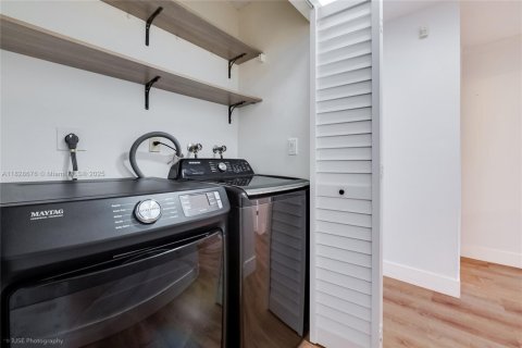 Townhouse in Miami, Florida 3 bedrooms, 117.43 sq.m. № 1813831 - photo 20
