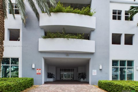 Condo in Miami, Florida, 2 bedrooms № 1892299 - photo 2