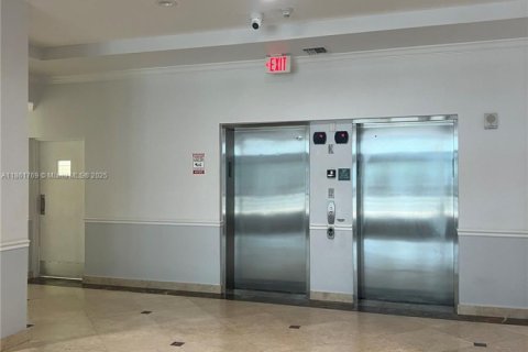 Condo in Miami, Florida, 2 bedrooms № 1892299 - photo 3