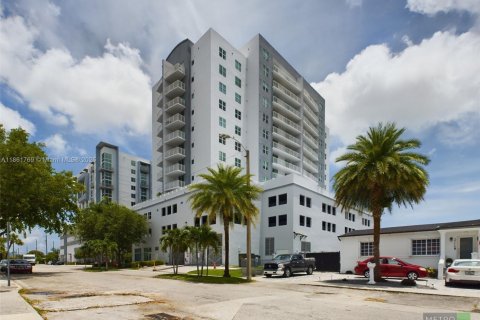 Condo in Miami, Florida, 2 bedrooms № 1892299 - photo 1