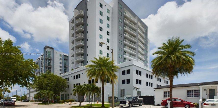 Condo in Miami, Florida, 2 bedrooms № 1892299