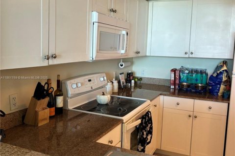 Condo in Miami, Florida, 2 bedrooms № 1892299 - photo 8