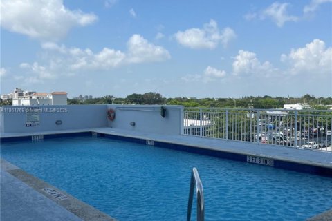 Condo in Miami, Florida, 2 bedrooms № 1892299 - photo 6