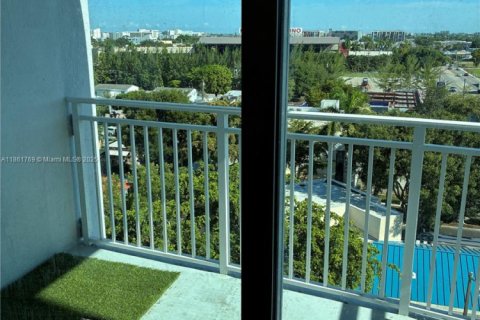 Condo in Miami, Florida, 2 bedrooms № 1892299 - photo 13