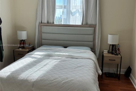 Condo in Miami, Florida, 2 bedrooms № 1892299 - photo 14