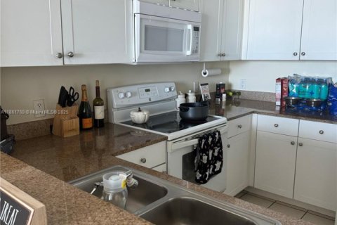 Condo in Miami, Florida, 2 bedrooms № 1892299 - photo 11