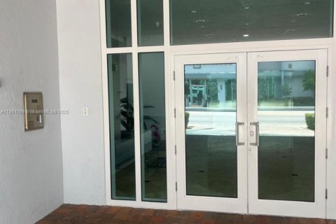 Condo in Miami, Florida, 2 bedrooms № 1892299 - photo 4