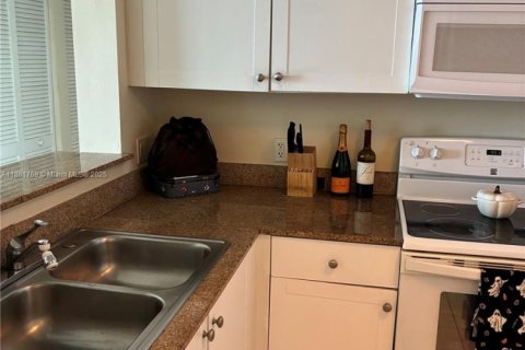 Condo in Miami, Florida, 2 bedrooms № 1892299 - photo 10