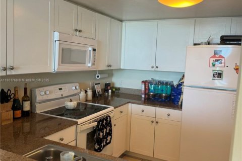 Condo in Miami, Florida, 2 bedrooms № 1892299 - photo 9