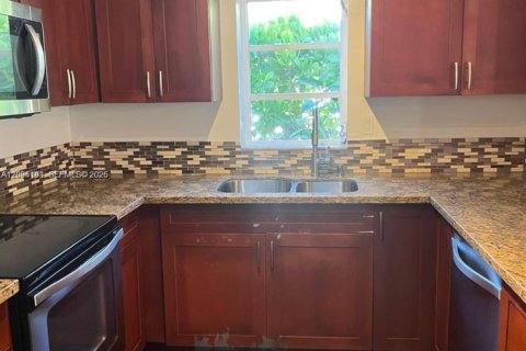 Casa en alquiler en Hollywood, Florida, 2 dormitorios, 133.78 m2 № 2084787 - foto 5
