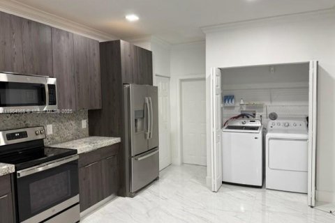 Снять в аренду таунхаус в Уэстон, Флорида 4 спальни, 169.55м2, № 1956575 - фото 4