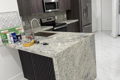 Снять в аренду таунхаус в Уэстон, Флорида 4 спальни, 169.55м2, № 1956575 - фото 5