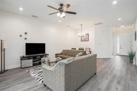 House in Tampa, Florida 3 bedrooms, 193.98 sq.m. № 1902144 - photo 6
