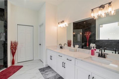 House in Tampa, Florida 3 bedrooms, 193.98 sq.m. № 1902144 - photo 16