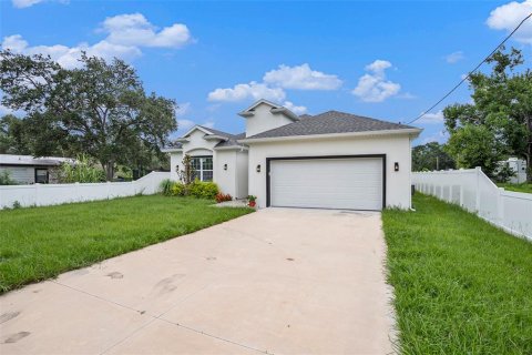 House in Tampa, Florida 3 bedrooms, 193.98 sq.m. № 1902144 - photo 2