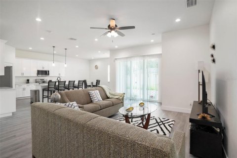 House in Tampa, Florida 3 bedrooms, 193.98 sq.m. № 1902144 - photo 5
