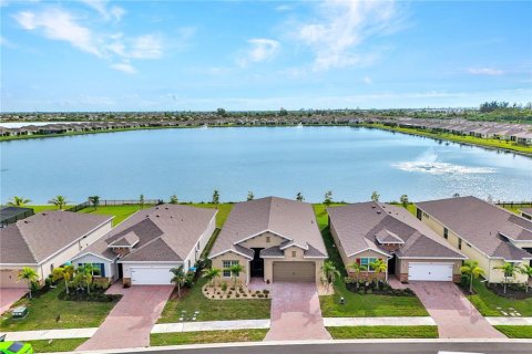 Villa ou maison à vendre à Cape Coral, Floride: 3 chambres, 206.43 m2 № 2410316 - photo 2