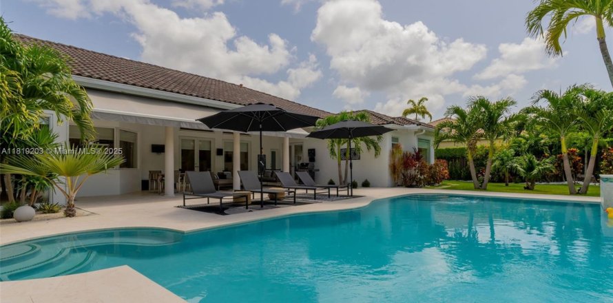 House in Miami, Florida 5 bedrooms, 297.75 sq.m. № 1779865