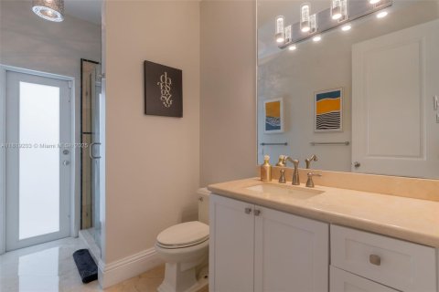 House in Miami, Florida 5 bedrooms, 297.75 sq.m. № 1779865 - photo 18