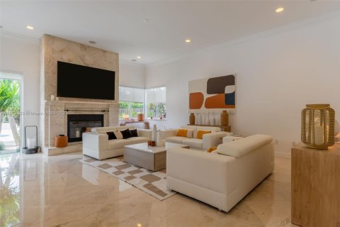 House in Miami, Florida 5 bedrooms, 297.75 sq.m. № 1779865 - photo 8