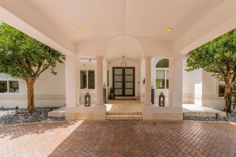 House in Miami, Florida 5 bedrooms, 297.75 sq.m. № 1779865 - photo 2