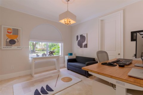 House in Miami, Florida 5 bedrooms, 297.75 sq.m. № 1779865 - photo 16