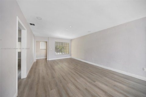 Купить виллу или дом в Майами, Флорида 3 спальни, 136.38м2, № 1786986 - фото 11