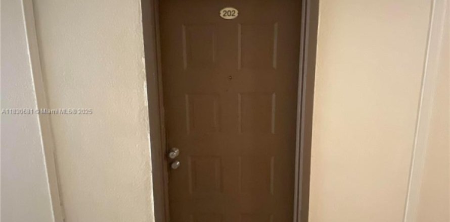 Condo in Hialeah, Florida, 2 bedrooms № 1806227