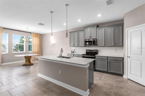 House in Davenport, Florida 4 bedrooms, 216.74 sq.m. № 2233620 - photo 3