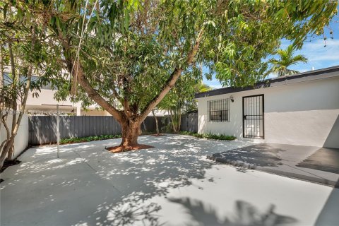 Casa en alquiler en Miami, Florida, 2 dormitorios, 164.62 m2 № 1998478 - foto 23