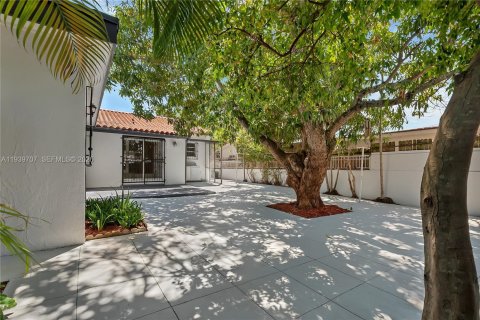 Casa en alquiler en Miami, Florida, 2 dormitorios, 164.62 m2 № 1998478 - foto 27