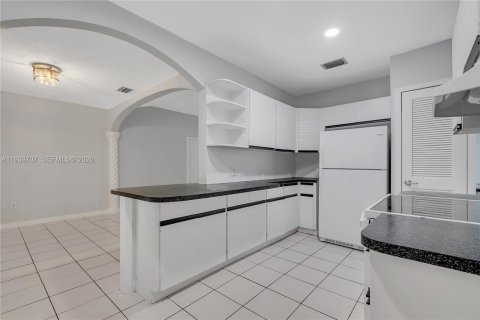 Casa en alquiler en Miami, Florida, 2 dormitorios, 164.62 m2 № 1998478 - foto 11