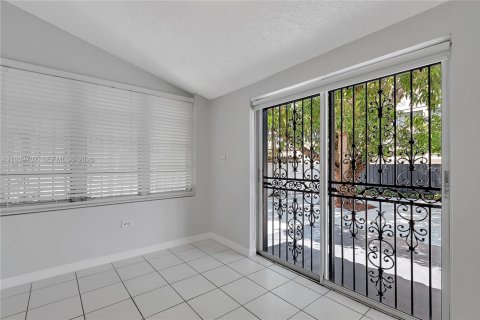 Casa en alquiler en Miami, Florida, 2 dormitorios, 164.62 m2 № 1998478 - foto 16