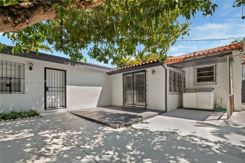 Casa en alquiler en Miami, Florida, 2 dormitorios, 164.62 m2 № 1998478 - foto 26