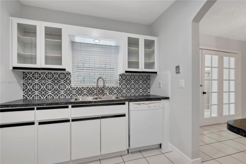 Casa en alquiler en Miami, Florida, 2 dormitorios, 164.62 m2 № 1998478 - foto 10