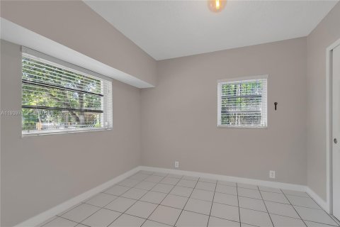 Casa en alquiler en Miami, Florida, 2 dormitorios, 164.62 m2 № 1998478 - foto 17