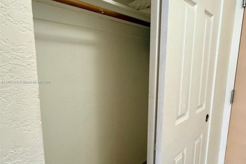 Купить кондоминиум в Санни-Айлс-Бич, Флорида 33.44м2, № 2054899 - фото 13