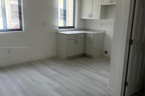 Casa en alquiler en Miami, Florida, 2 dormitorios, 542.55 m2 № 1766499 - foto 2