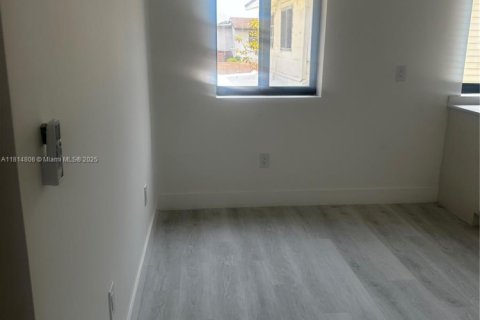 Casa en alquiler en Miami, Florida, 2 dormitorios, 542.55 m2 № 1766499 - foto 3