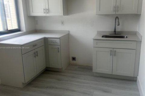 Casa en alquiler en Miami, Florida, 2 dormitorios, 542.55 m2 № 1766499 - foto 4