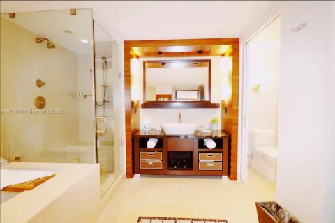 Condo in Miami Beach, Florida, 1 bedroom  № 2018571 - photo 17